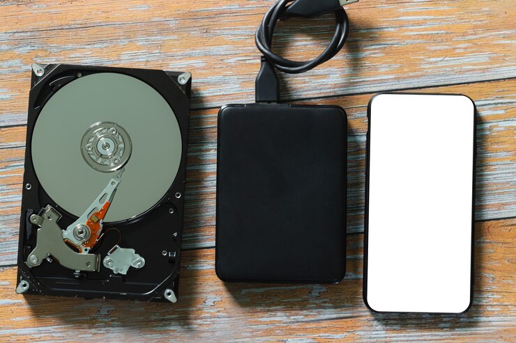 Stockage : Quelles sont les caractéristiques qui différencient un disque dur HDD d’un disque dur SSD